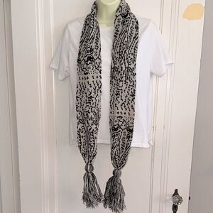 Kentucky Textiles Black‎ & Gray Patterned Acrylic Winter Scarf with Tassels